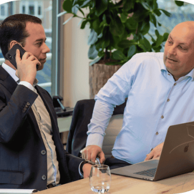 Olivier en Edwin overleggen over een vastgoed project